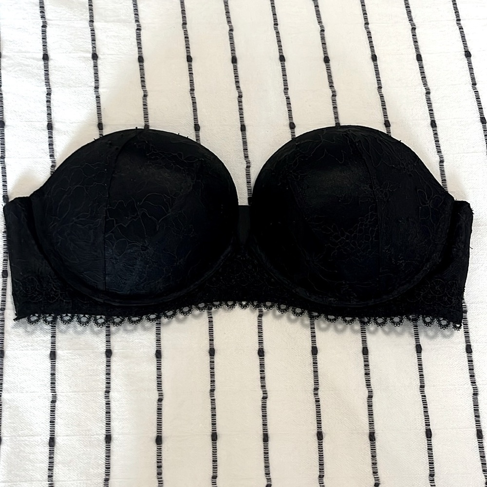 Like new Victoria Secret strapless bra in black lace Size 36D